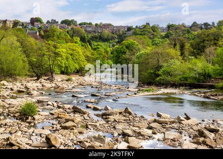 Der Fluss Swale schlängelt sich durch sein Tal bei Richmond, North Yorkshire und der Oberstadt. Stockfoto