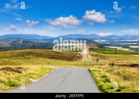 Highlands of Scotland in der Nähe von Loch Ness, General Wades Military Road im Frühherbst. Stockfoto