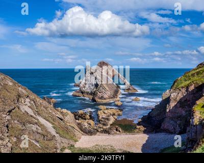 Bow Fiddle Rock, ein Meeresstapel in Portknockie, am Moray Firth, Moray, Schottland. Stockfoto