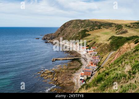 Crovie, am Moray Firth in Aberdeenshire, das nach einem Sturm im Januar 1953 als Fischerdorf verlassen wurde und heute hauptsächlich ein Urlaubsziel ist Stockfoto