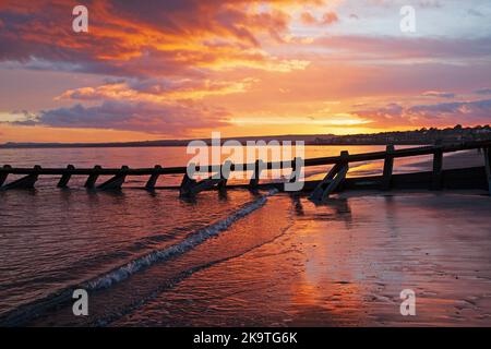 Portobello, Edinburgh, Schottland, Großbritannien. 30.. Oktober 2022. Atemberaubender, farbenfroher Sonnenaufgang mit einer Temperatur von 10 Grad Celsius, um das Ende des britischen Sommers zu markieren, weniger Menschen am Meer am Firth of Forth, da die Menschen in Großbritannien eine zusätzliche Stunde im Bett bekommen. Credit: Arch White Stockfoto