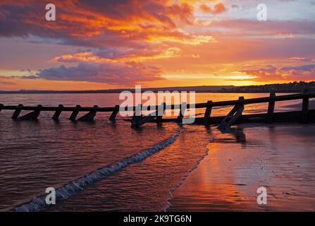 Portobello, Edinburgh, Schottland, Großbritannien. 30.. Oktober 2022. Atemberaubender, farbenfroher Sonnenaufgang mit einer Temperatur von 10 Grad Celsius, um das Ende des britischen Sommers zu markieren, weniger Menschen am Meer am Firth of Forth, da die Menschen in Großbritannien eine zusätzliche Stunde im Bett bekommen. Credit: Arch White Stockfoto