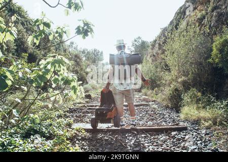Verrückter Reisender, der mitten im verlassenen Zug spielt Titel Stockfoto