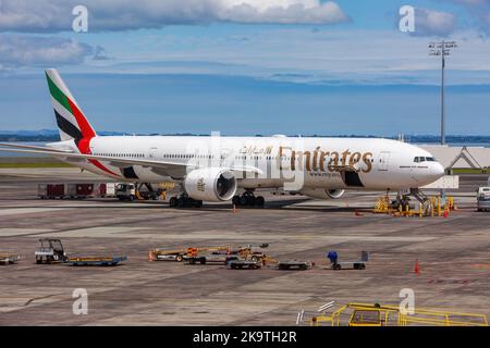 Eine Boeing 777-300ER der Fluggesellschaft Emirates am internationalen Flughafen Auckland, Auckland, Neuseeland Stockfoto