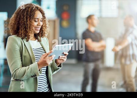 Mit den intelligentesten Apps alles möglich machen. Ein junger Designer, der ein digitales Tablet im Büro nutzt. Stockfoto