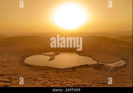 ALXA, CHINA - 2. MAI 2020 - Blick auf den Yinde Ritu-See in der Badain-Jaran-Wüste, Alxa, Innere Mongolei, China, 2. Mai, 2020. Die Internationale Vereinigung der Geo Stockfoto