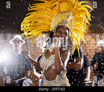 Shes bekam alle Bewegungen, um die Nacht zu beleuchten. samba-Tänzer in einem Karneval auftreten. Stockfoto