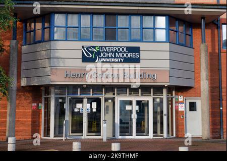 Liverpool, Großbritannien - 7. September 2022: Der Eingang zum Henry Cotton Building der John Moores University in Liverpool. Stockfoto