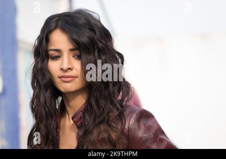 Bollywood-Filmteam in der Nähe des Eastbourne Pier in dieser berühmten Stadt Sussex. Stockfoto