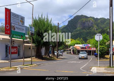 Eine Straße in Avarua, der größten Stadt in Rarotonga auf den Cookinseln. Im Hintergrund sind die Berge der Insel zu sehen Stockfoto