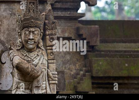 Traditionelle Dämonenwache Statue in Stein gemeißelt in Hindu-Tempel, Pura Tirta Empul, Bali, Indonesien Stockfoto