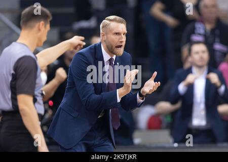 Bonn, Deutschland. 29. Oktober 2022. Cheftrainer Tuomas IISALO (BON, mi.), Porträt, Halbfigur, Jubel auf seine Spieler, Klatschen, Endstand 94:85, Basketball 1.Bundesliga/Telekom Baskets Bonn-BG Göttingen (Göttingen)/BON vs GOT/5. Spieltag, in der TELEKOMDOME, am 29.. Oktober 2022 Credit: dpa/Alamy Live News Stockfoto