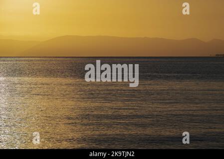 Sonnenaufgang Von Der Insel Korfu Mit Blick Auf Die Berge Der Balkanhalbinsel Griechenlands, Moraitika, Korfu, Griechenland Stockfoto