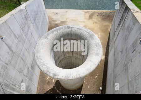 Lago della Spina in Pralormo Entwässerungsleitung für das Wasser des Sees. Stockfoto