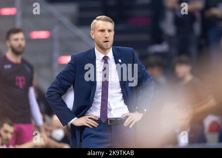 Bonn, Deutschland. 29. Oktober 2022. Cheftrainer Tuomas IISALO (BON, mi.), Porträt, Porträt, halbe Länge, Aufmerksam, seriös, konzentriert, Endstand 94:85, Basketball 1. Bundesliga/Telekom Baskets Bonn-BG Göttingen (Göttingen)/BON vs GOT/5. Spieltag, im TELEKOMDOME, am 29. Oktober 2022 Credit: dpa/Alamy Live News Stockfoto