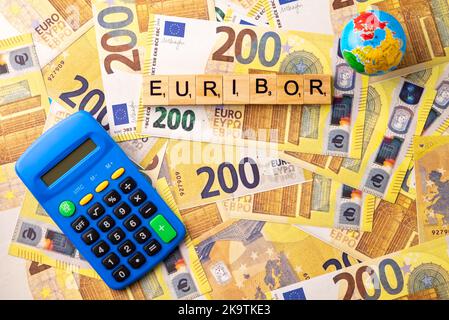 Wort EURIBOR ist in Holzbuchstaben auf dem Hintergrund von 200 Euro Banknoten, Globus und Rechner geschrieben. Kopieren Einfügen. Stockfoto