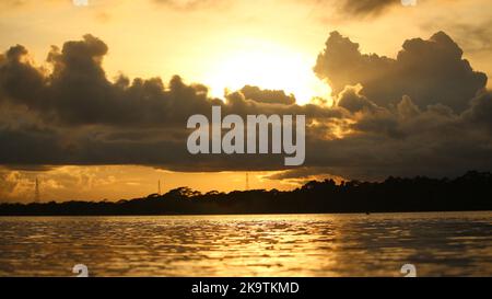 Ein schöner Blick auf den Fluss in Bangladesch am letzten Nachmittag. Stockfoto