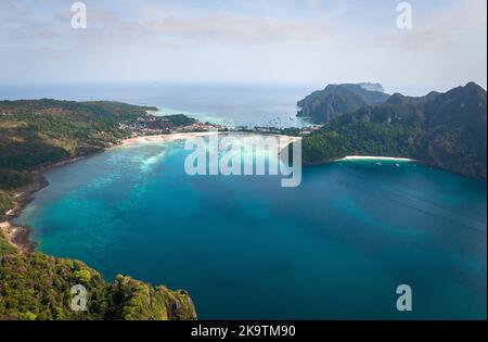 Luftaufnahme des Loh Dalum und des tonsai Strandes auf den koh Phi Phi Inseln, Krabi, Thailand Stockfoto