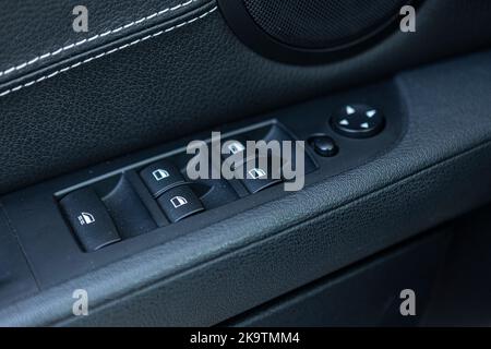 Makrodetails für die Schaltflächen des Autofensters Stockfoto