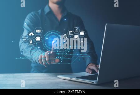 Mann berührt Sicherheit Scannen von digitalen Programmen mit Notebook (Laptop). Überwachung der persönlichen Datenbank mit futuristischer digitaler Verarbeitung von Bio Stockfoto