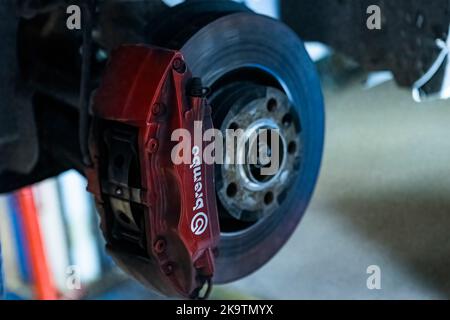 Mailand, Italien 29. Oktober 2022: Brembo Scheibenbremse Sportwagen Detail Werkstatt Wartung Stockfoto