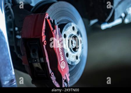 Mailand, Italien 29. Oktober 2022: Brembo Scheibenbremse Sportwagen Detail Werkstatt Wartung Stockfoto