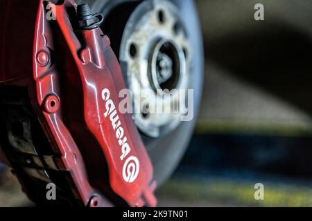 Mailand, Italien 29. Oktober 2022: Brembo Scheibenbremse Sportwagen Detail Werkstatt Wartung Stockfoto