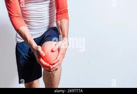 Knie-Arthrose medizinisches Problem. Nicht erkennbare Person mit Knieschmerzen, Person mit Knieschmerzen isoliert. Mann leidet Kniemuskelschmerzen. Menschen Stockfoto