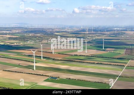 Luftaufnahme von Windkraftanlagen auf landwirtschaftlichem Gelände im Hintergrund große Anzahl von Windkraftanlagen, Niederösterreich, Österreich Stockfoto