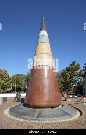 Runde Spitze Pyramide aus Stein auf dem Marktplatz in Bad Vilbel, kegelförmig, spitz, rund, Wetterau, Hessen, Deutschland Stockfoto