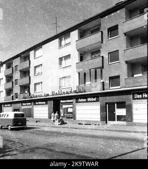 Diese Mieter in Wuppertal, hier am 15. September 1971, sollten ihren sozialen Wohnraum kaufen. Der Vermieter hatte offensichtlich übersehen, dass Stockfoto