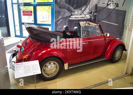 SPEYER, DEUTSCHLAND - OKTOBER 2022: Roter VW VOLKSWAGEN BEETLE 1500 1969 im Technikmuseum Speyer. Stockfoto