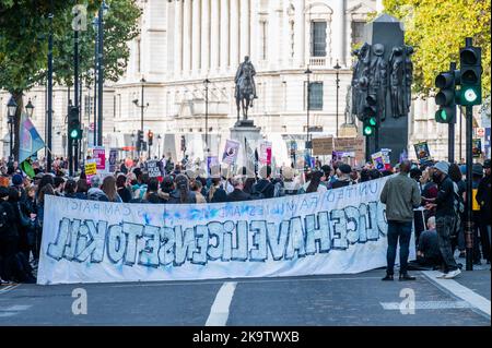 London, Großbritannien. 29. Oktober 2022. Protest gegen die Polizei vor der Downing Street, die nach der Erschießung von Chris Kaba Gerechtigkeit fordert. Kredit: Guy Bell/Alamy Live Nachrichten Stockfoto