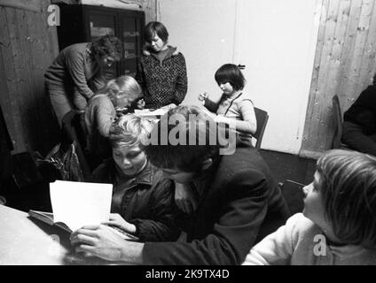 Leben, Armut und Kinderreichtum in einem Obdachlosenheim am 13. 12. 1971 in der Vorweihnachtszeit in Essen, Deutschland Stockfoto