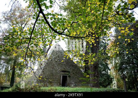 Holle, Deutschland. 30. Oktober 2022. Die Mausoleum-Pyramide des Grafen Ernst zu Münster aus dem Jahr 1839 steht zwischen herbstlich gefärbten Bäumen auf dem Laves-Kulturweg im Landkreis Hildesheim. Das Grab wurde von Georg Ludwig Friedrich Laves, dem Architekten des Königreichs Hannover, als ägyptische Steilpyramide entworfen. Quelle: Swen Pförtner/dpa/Alamy Live News Stockfoto