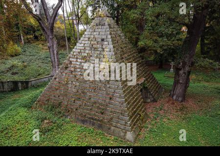 Holle, Deutschland. 30. Oktober 2022. Die Mausoleum-Pyramide des Grafen Ernst zu Münster aus dem Jahr 1839 steht zwischen herbstlich gefärbten Bäumen auf dem Laves-Kulturweg im Landkreis Hildesheim. Das Grab wurde von Georg Ludwig Friedrich Laves, dem Architekten des Königreichs Hannover, als ägyptische Steilpyramide entworfen. Quelle: Swen Pförtner/dpa/Alamy Live News Stockfoto