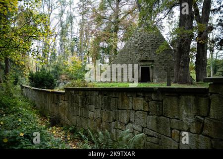 Holle, Deutschland. 30. Oktober 2022. Die Mausoleum-Pyramide des Grafen Ernst zu Münster aus dem Jahr 1839 steht zwischen herbstlich gefärbten Bäumen auf dem Laves-Kulturweg im Landkreis Hildesheim. Das Grab wurde von Georg Ludwig Friedrich Laves, dem Architekten des Königreichs Hannover, als ägyptische Steilpyramide entworfen. Quelle: Swen Pförtner/dpa/Alamy Live News Stockfoto