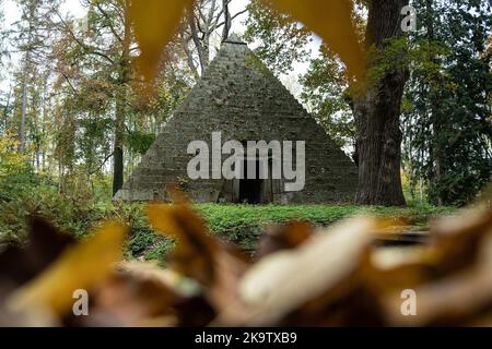 Holle, Deutschland. 30. Oktober 2022. Die Mausoleum-Pyramide des Grafen Ernst zu Münster aus dem Jahr 1839 steht zwischen herbstlich gefärbten Bäumen auf dem Laves-Kulturweg im Landkreis Hildesheim. Das Grab wurde von Georg Ludwig Friedrich Laves, dem Architekten des Königreichs Hannover, als ägyptische Steilpyramide entworfen. Quelle: Swen Pförtner/dpa/Alamy Live News Stockfoto