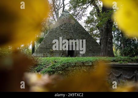 Holle, Deutschland. 30. Oktober 2022. Die Mausoleum-Pyramide des Grafen Ernst zu Münster aus dem Jahr 1839 steht zwischen herbstlich gefärbten Bäumen auf dem Laves-Kulturweg im Landkreis Hildesheim. Das Grab wurde von Georg Ludwig Friedrich Laves, dem Architekten des Königreichs Hannover, als ägyptische Steilpyramide entworfen. Quelle: Swen Pförtner/dpa/Alamy Live News Stockfoto