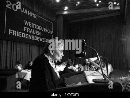 Am 10. Oktober 1971 feierte die Westdeutsche Frauenfriedensbewegung (WFFB) in Dortmund ihr 20.-jähriges Bestehen Stockfoto