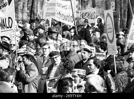 Mehrere hundert Bürger aus Nürnberg protestierten am 14. März 1973 gegen ein US-Truppenausbildungsgebiet im Reichswald in Bonn Stockfoto