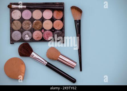 High-Angle-Ansicht der Auswahl von Bürsten und Make-up Stockfoto
