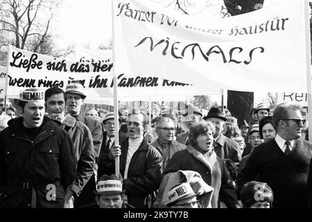 Mehrere hundert Bürger aus Nürnberg protestierten am 14. März 1973 gegen ein US-Truppenausbildungsgebiet im Reichswald in Bonn Stockfoto