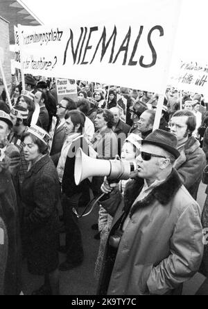 Mehrere hundert Bürger aus Nürnberg protestierten am 14. März 1973 gegen ein US-Truppenausbildungsgebiet im Reichswald in Bonn Stockfoto