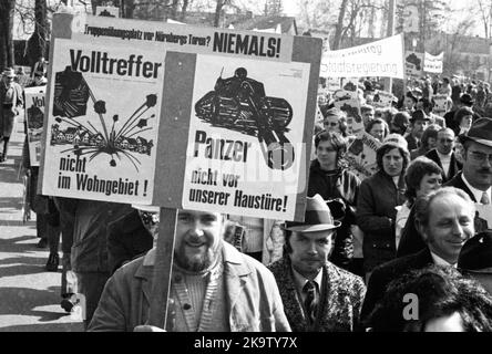 Mehrere hundert Bürger aus Nürnberg protestierten am 14. März 1973 gegen ein US-Truppenausbildungsgebiet im Reichswald in Bonn Stockfoto