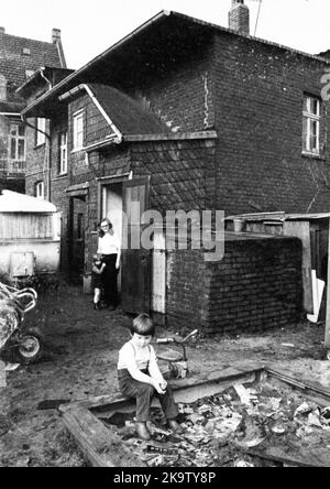 Trotz des eher baufälligen Zustands der Kollistensiedlung - hier am 26. Februar 1973 in Bottrop - plante die Firma Rag die Miete Stockfoto