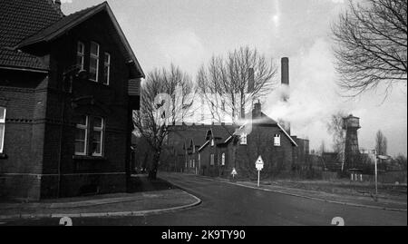 Trotz des eher baufälligen Zustands der Kollistensiedlung - hier am 26. Februar 1973 in Bottrop - plante die Firma Rag die Miete Stockfoto