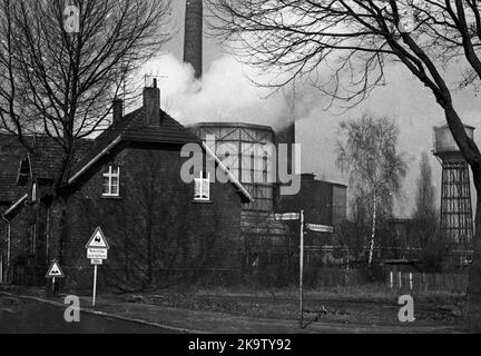 Trotz des eher baufälligen Zustands der Kollistensiedlung - hier am 26. Februar 1973 in Bottrop - plante die Firma Rag die Miete Stockfoto