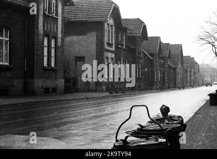 Trotz des eher baufälligen Zustands der Kollistensiedlung - hier am 26. Februar 1973 in Bottrop - plante die Firma Rag die Miete Stockfoto