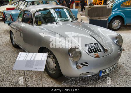 SPEYER, DEUTSCHLAND - OKTOBER 2022: Grau-silber PORSCHE 356 C Coupé Rennsportwagen 1964 im Technikmuseum Speyer. Stockfoto